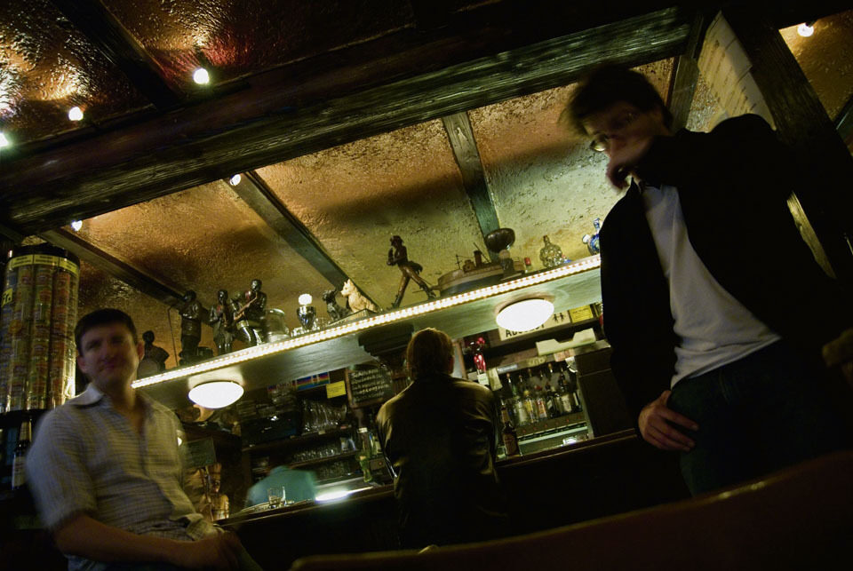 Im Dämmerlicht der Bar ist es dunstig. Kündig (rechts) ist langsam müde. (Foto: Lukas Messmer)